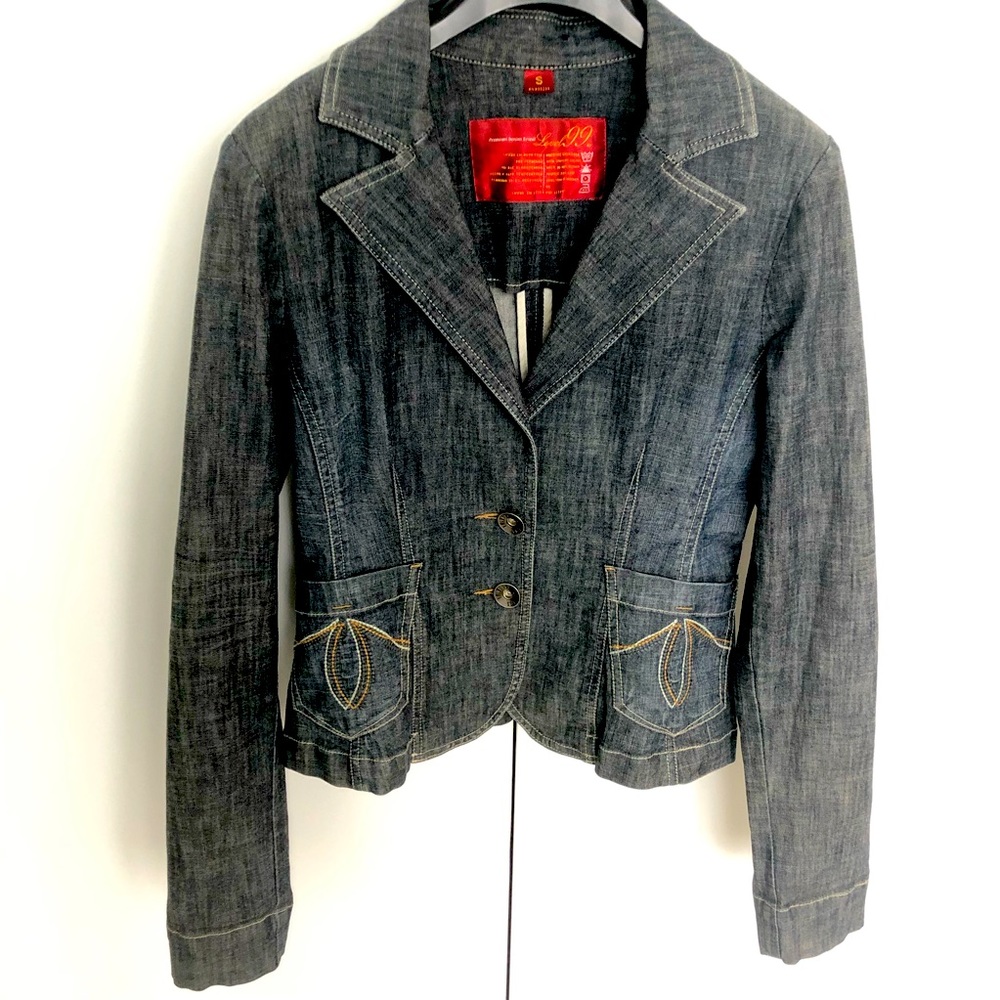 🔥Host pick 🔥 ❤️ Fitted casual blazer in denim with embroidery details